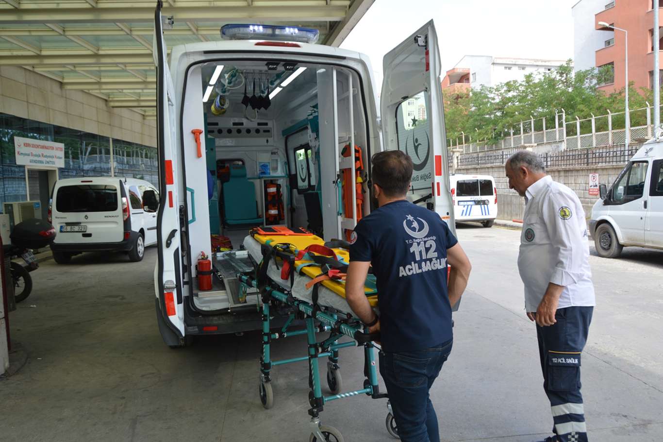 Dinamit ile balık avlamayan çalışan şahsın elinde dinamit patladı Dinamit ile balık avlamayan çalışan şahsın elinde dinamit patladı